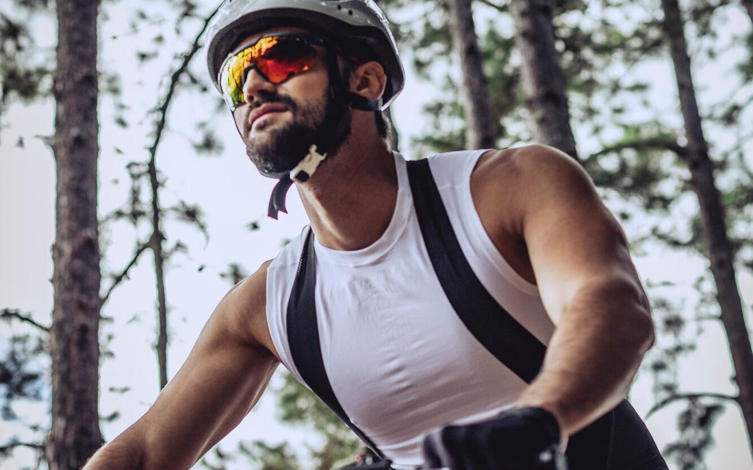 Ciclista pedalando para aliviar a ansiedade