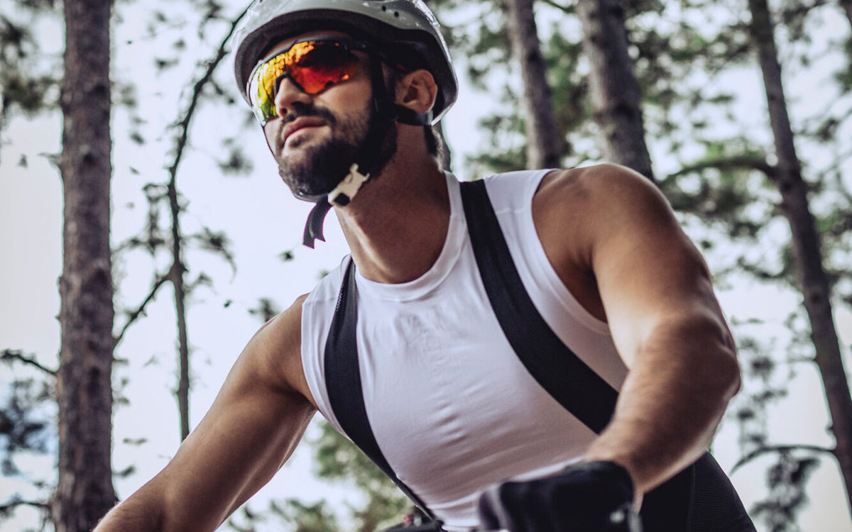 Ciclista pedalando para aliviar a ansiedade