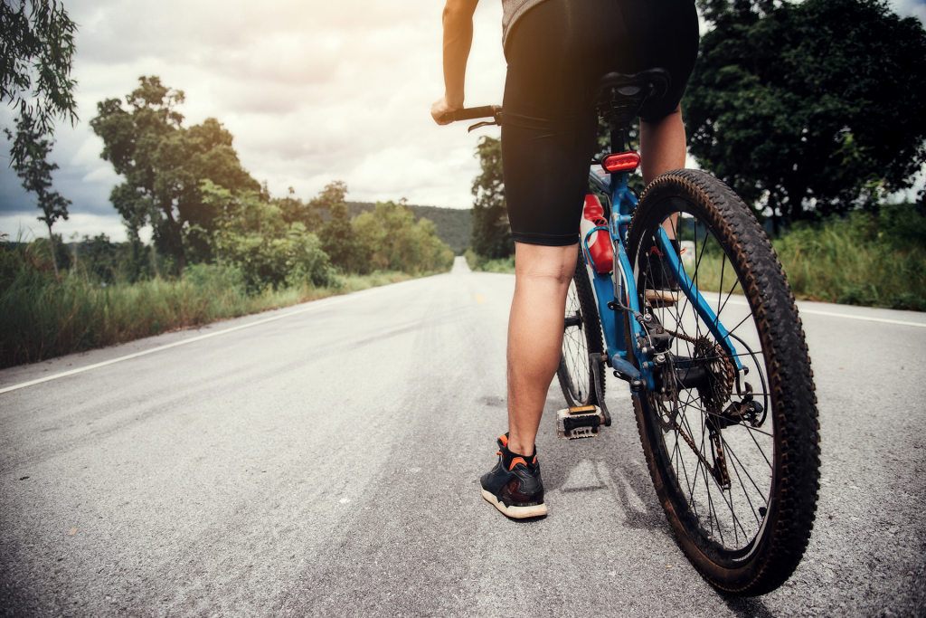 Ciclista com bermuda na estrada