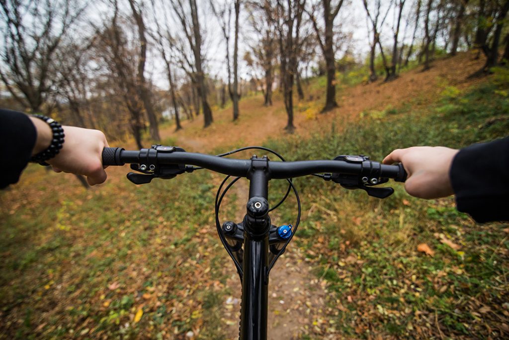 Mãos no guidão de mountain bike