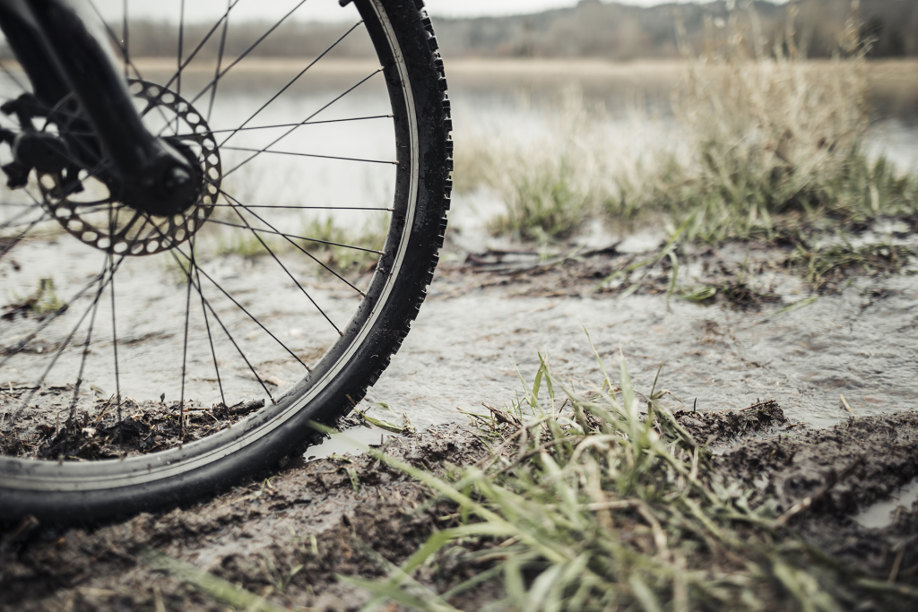 Pneu de bicicleta na lama
