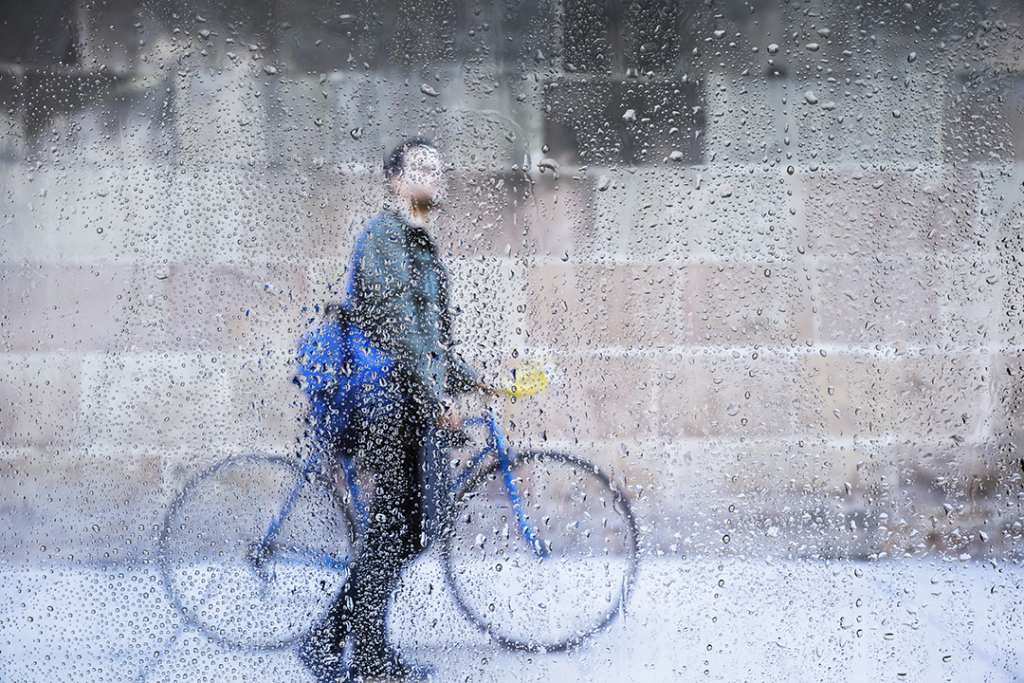 Ciclista pedalando na chuva